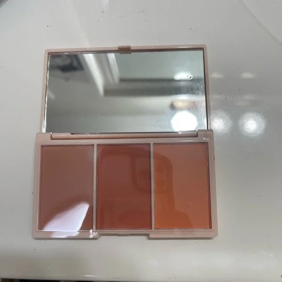 Amazing Makeup Bundle - Picture 5 of 6